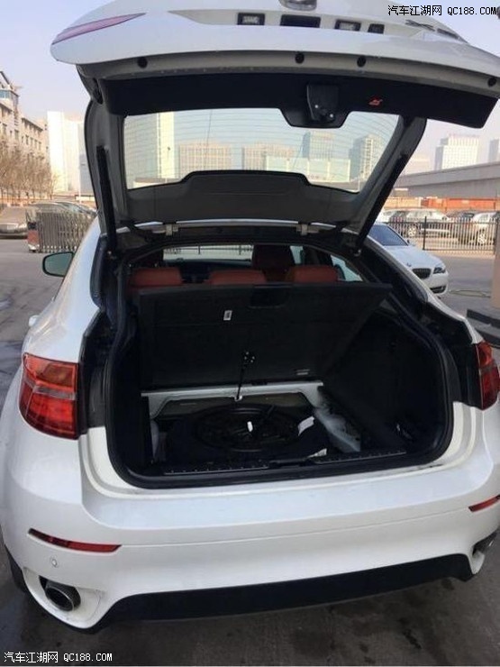 18款宝马X6全新进口全能轿跑SUV城市中的一