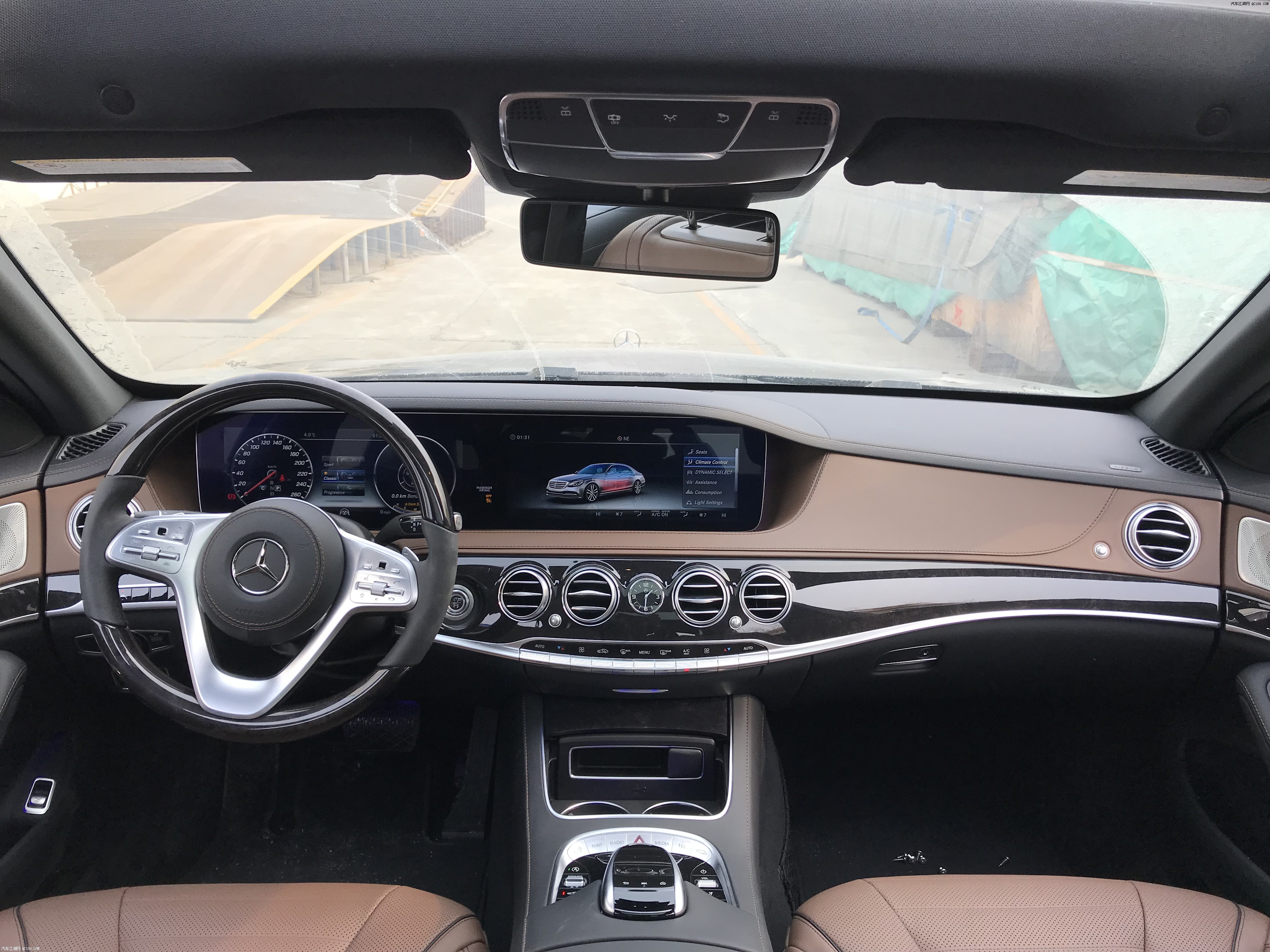2018款奔驰S560加版内饰整体运用双色配色方案