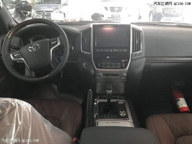2018款丰田酷路泽5700VXS顶级限量版白色外观霸气十足
