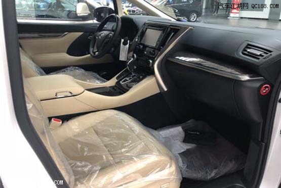 19款丰田埃尔法最豪华的商务车，超高的驾驶体验和舒适的座椅