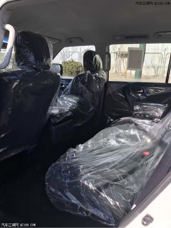 2018款尼桑途乐4.0L中东版Y62大气灵动的SUV