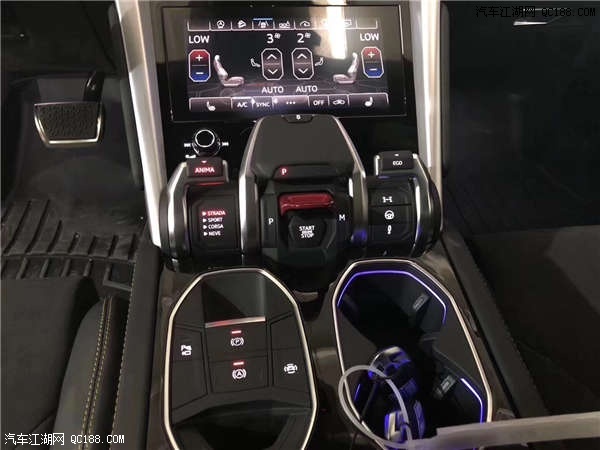 2019款兰博基尼SUV为驾驶者提供一种飞行器驾驶感