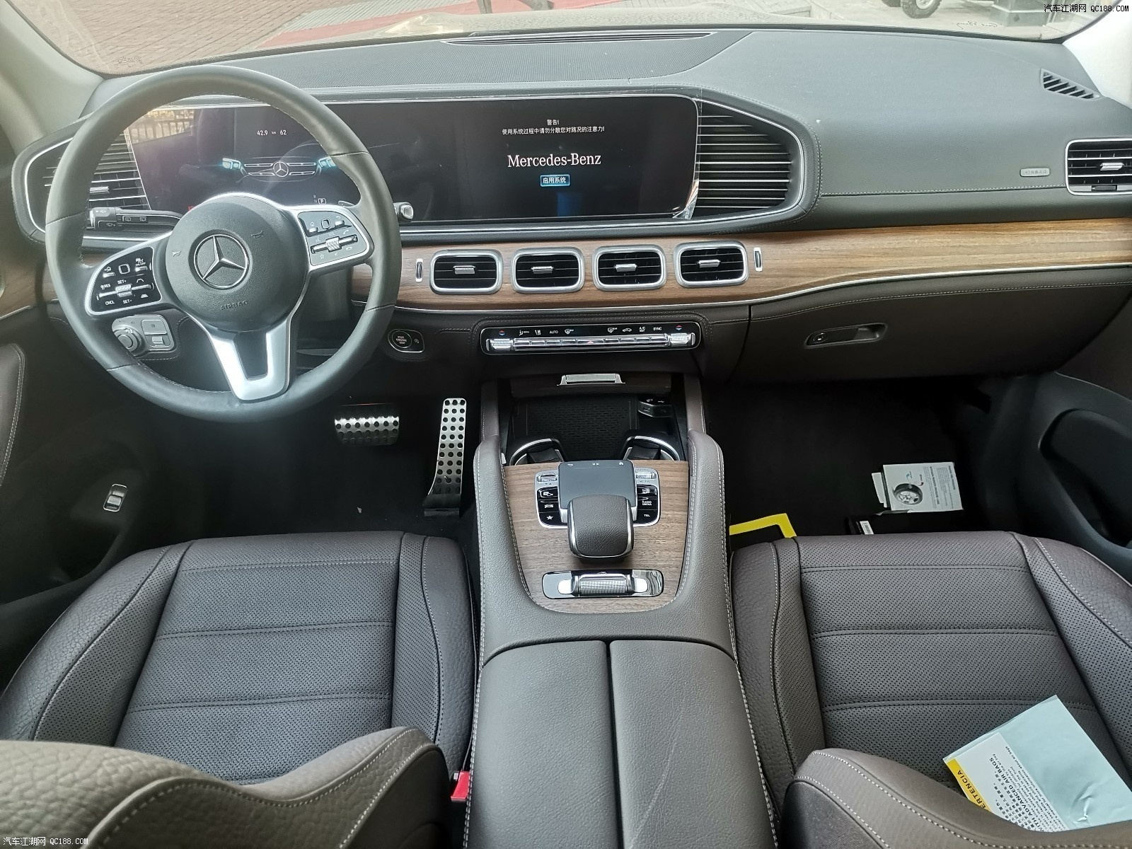 2020款奔驰GLS450加版白外黑内现车实拍